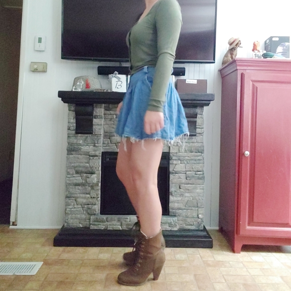 5/$9 Button Up Long Sleeve Crop Top - Picture 2 of 2